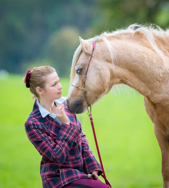 Vrouw met paardkadın ile at — Stok fotoğraf