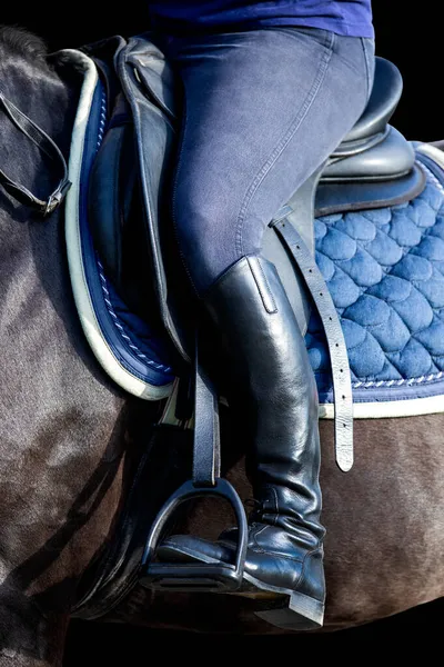 Jezdecká Noha Černém Koni Izolovaná Černém Pozadí Dámská Noha Botách — Stock fotografie