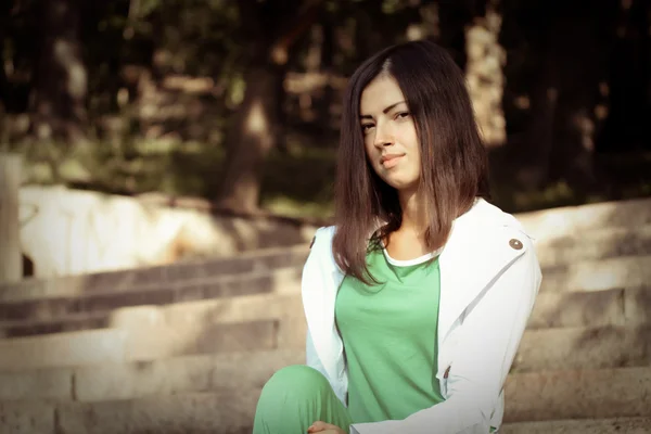 Young woman in the park — Stock Photo, Image