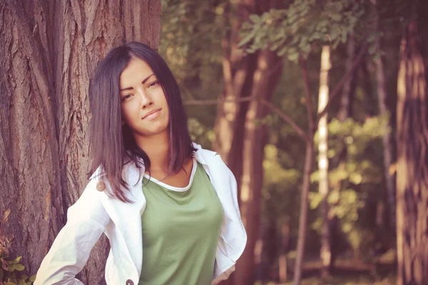 Young woman in the park — Stock Photo, Image