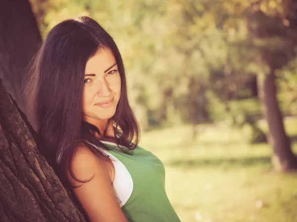 Young woman in the park — Stock Photo, Image