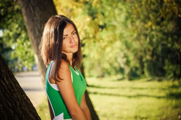 Young woman in the park — Stock Photo, Image