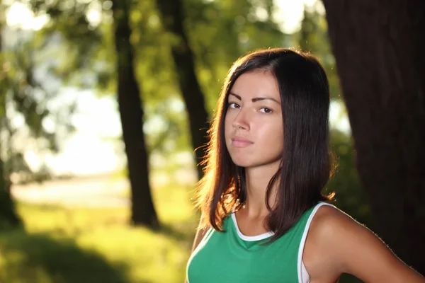 Young woman in the park — Stock Photo, Image