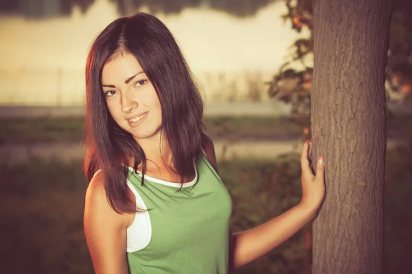 Young woman in the park — Stock Photo, Image