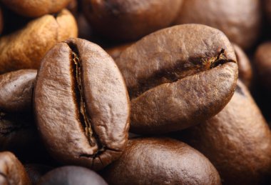 iki rosted kahve çekirdeği aşırı makro çekim