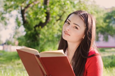 güzel kız kitap bir parkta okur