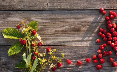 Ahşap arka planda çilek