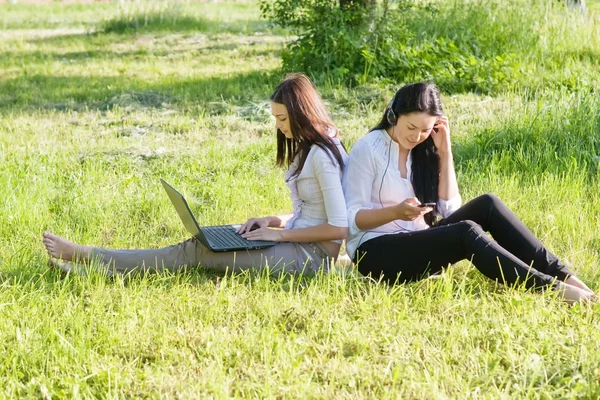 Deux filles en plein air — Photo