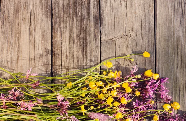 Ahşap arkaplanda çiçekler — Stok fotoğraf