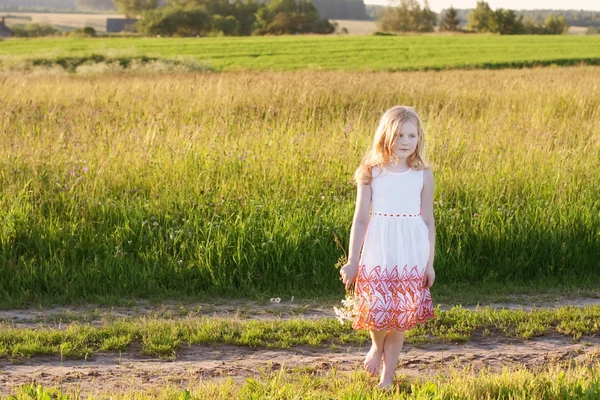 Belle fille en plein air — Photo