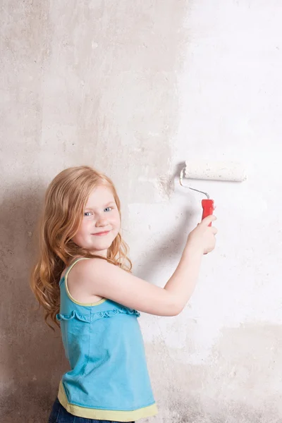 Sorriso menina pintando a parede — Fotografia de Stock