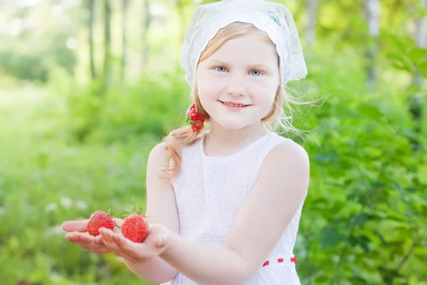 Leende flicka med jordgubbe — Stockfoto