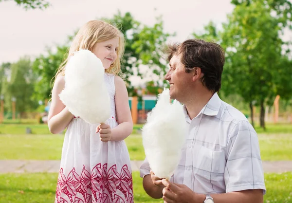 Pai e menina ao ar livre — Fotografia de Stock