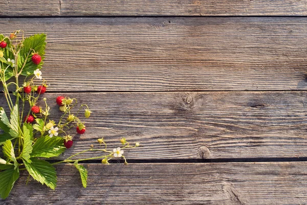 Aardbei op houten ondergrond — Stockfoto