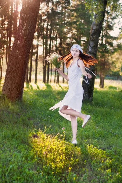 Mujer en la naturaleza — Foto de Stock