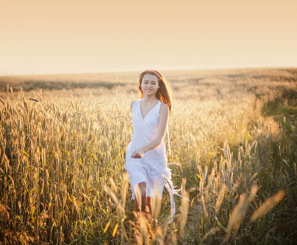 Flicka på fältet — Stockfoto