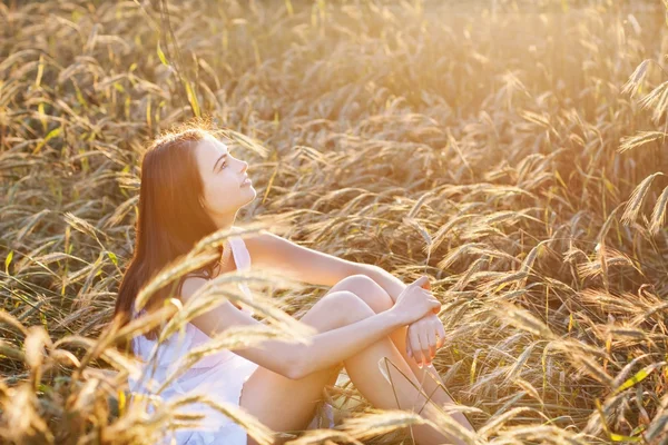 Girl at the field — Stock Photo, Image