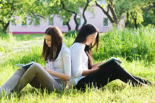 Twee meisjes met boeken in park — Stockfoto