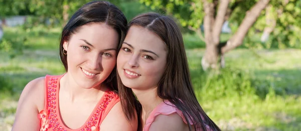 Two girls outdoor — Stock Photo, Image