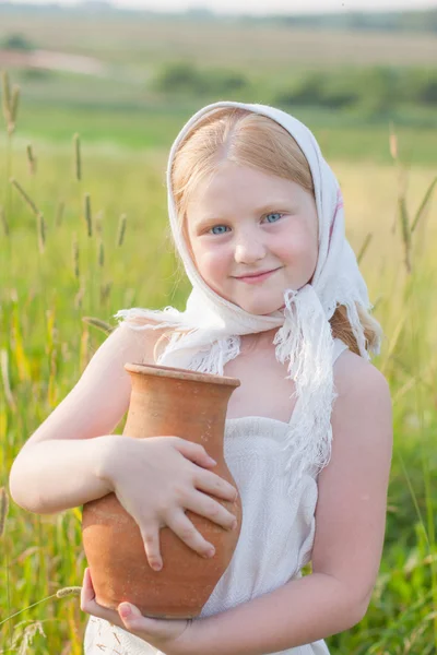 Lachende meisje met kruik buiten — Stockfoto