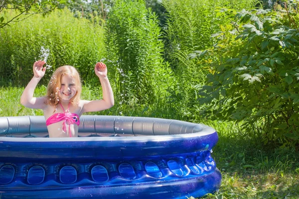 Kleines Mädchen im Freibad — Stockfoto