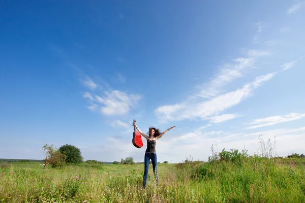 Девушка с гитарой на улице — стоковое фото