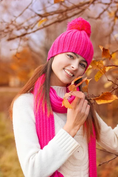 Piękna brunetka w lesie jesienią — Zdjęcie stockowe