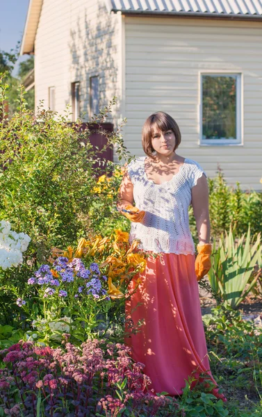 Frau pflanzt in einem Garten — Stockfoto