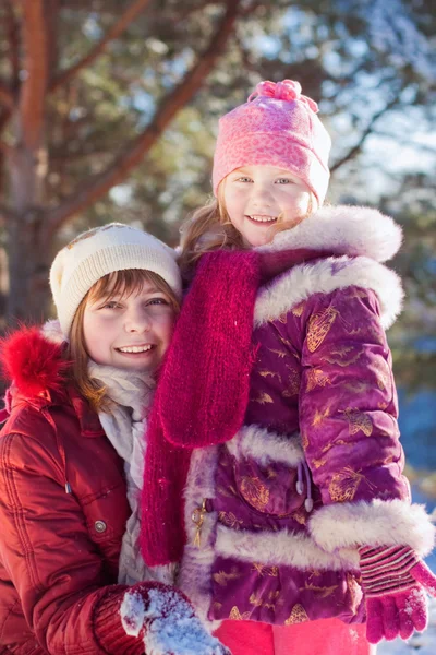 Duas irmãs adolescentes menina ao ar livre inverno sorrindo retrato — Fotografia de Stock