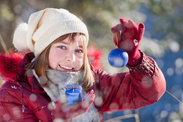 Meisje met een christmas speelgoed in handen — Stockfoto