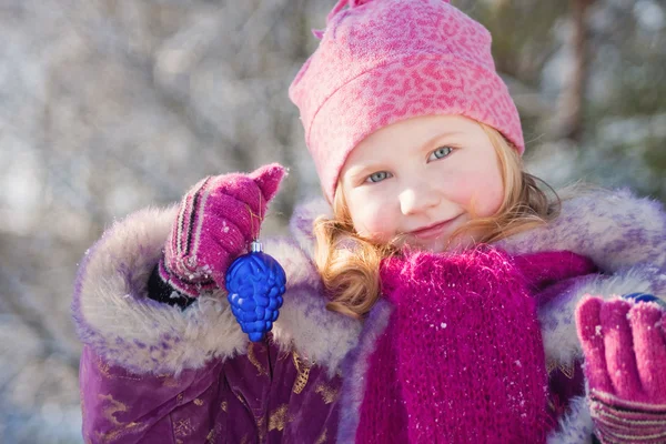 Ragazza con un giocattolo di Natale in mano — Foto Stock