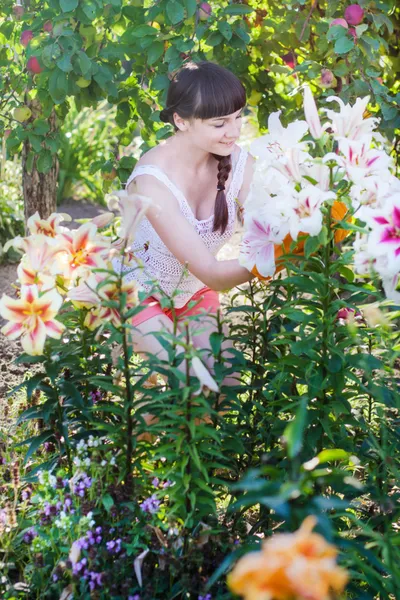 Femme plantation dans un jardin — Photo