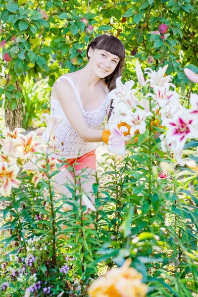 Donna piantare in un giardino — Foto Stock