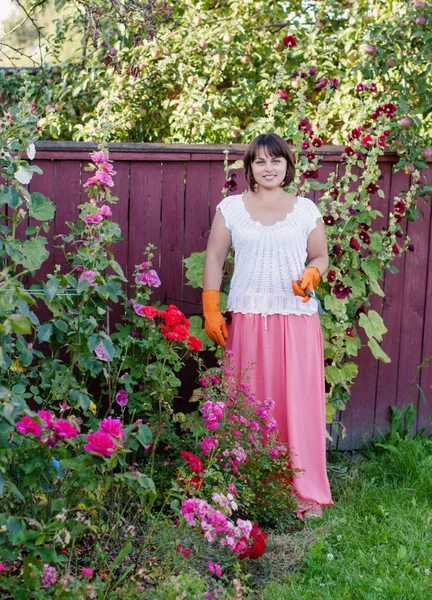 Kvinna plantering i trädgård — Stockfoto