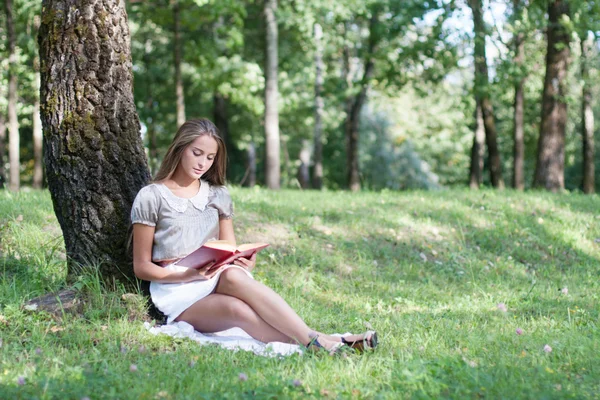 Mooi meisje met boek buiten — Stockfoto