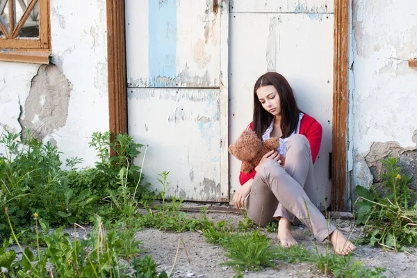 Bir oyuncakla açık havada genç kız