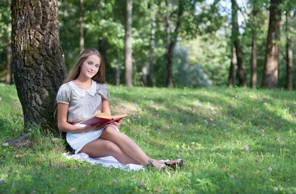 Belle fille avec livre en plein air — Photo