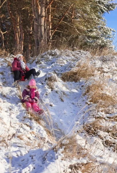 I bambini scivolano giù dalla collina — Foto Stock