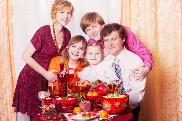 Familia disfrutando de la comida de Navidad en casa — Foto de Stock