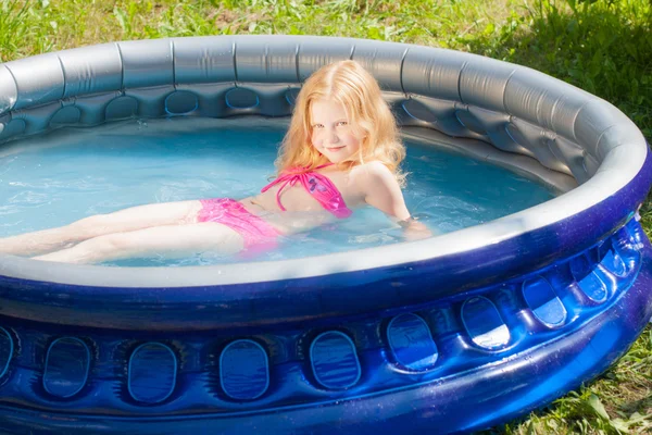 Klein meisje in buiten zwembad — Stockfoto