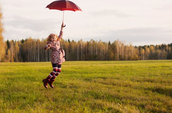 Feliz salto chica al aire libre — Foto de Stock