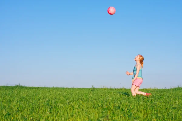 Flicka med boll utomhus — Stockfoto