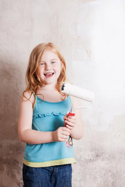 Sorriso ragazza pittura il muro — Foto Stock