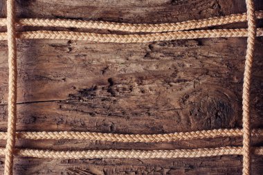 ahşap bir arka planda ip