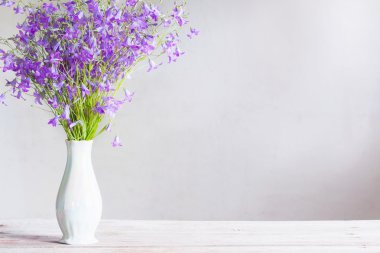 buket beyaz zemin üzerine