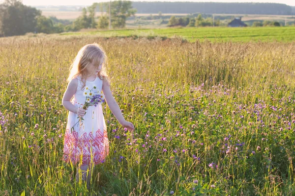 Girl outdoor — Stock Photo, Image