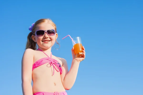 Κοριτσάκι ποτά χυμός πορτοκαλιού — Φωτογραφία Αρχείου
