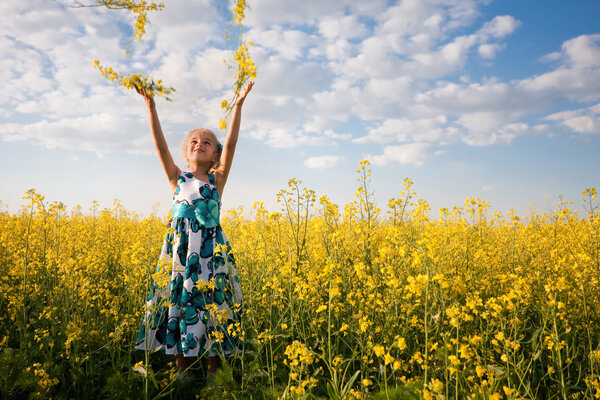 Прыжки счастливая девушка на открытом воздухе
