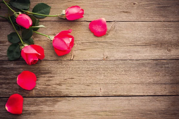 Rosas sobre fondo de madera — Foto de Stock