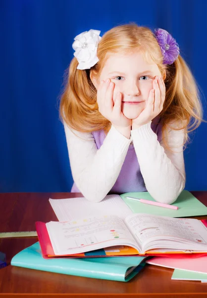 Schülerin auf dem Tisch — Stockfoto